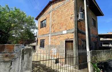 Imagem: A casa possui 3 Dormitórios, 2 Banheiros e está localizado