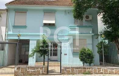 Imagem: A casa possui 4 Dormitórios, 1 Banheiro, 4 Vagas na garagem