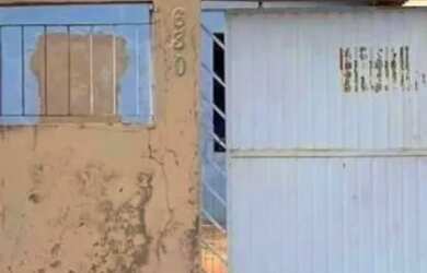 Imagem: A casa possui 3 Dormitórios, 1 Banheiro, 2 Vagas na garagem