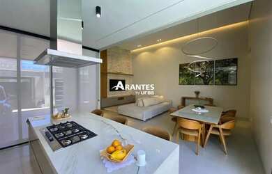 Imagem: A casa possui 3 Dormitórios, 3 Banheiros, 2 Vagas na garagem