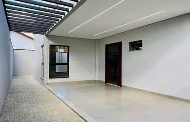 Imagem: A casa possui 3 Dormitórios, 3 Banheiros, 2 Vagas na garagem