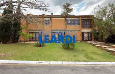 Imagem: A casa em condomínio possui 4 Dormitórios, 5 Banheiros, 4