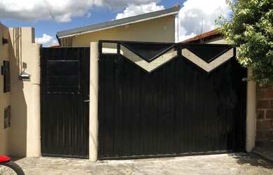 Imagem: A casa possui 1 Dormitório, 1 Banheiro, 1 Vaga na garagem