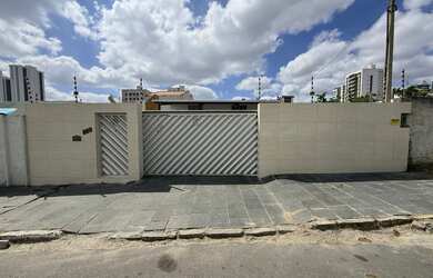 Imagem: A casa possui 3 Dormitórios, 3 Banheiros, 5 Vagas na garagem