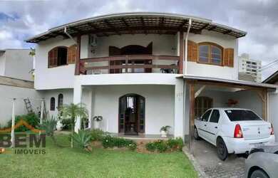 Imagem: A casa possui 3 Dormitórios, 1 Banheiro, 2 Vagas na garagem