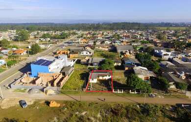 Imagem: A casa possui 2 Dormitórios, 2 Banheiros, 300m² de Área e