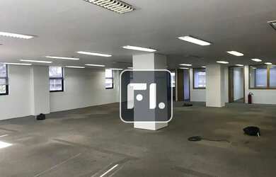 Imagem: O depósito possui 5 Vagas na garagem e 770m² de Área e está