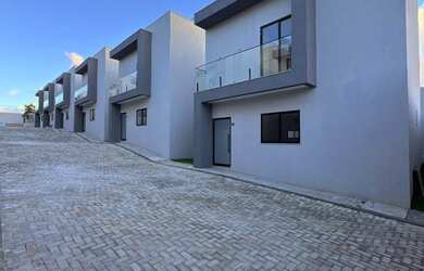 Imagem: A casa em condomínio e possui 4 Dormitórios, Suítes, 3 Banheiros