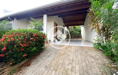 Imagem: A casa possui 3 Dormitórios, 1 Banheiro, 4 Vagas na garagem