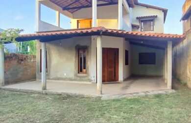 Imagem: A casa possui 4 Dormitórios, 3 Banheiros, 2 Vagas na garagem