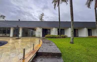 Imagem: A casa em condomínio possui 5 Dormitórios, 5 Banheiros, 5