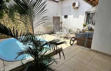 Imagem: A casa possui 3 Dormitórios, 2 Banheiros e Varanda e está