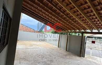 Imagem: A casa possui 3 Dormitórios, 1 Banheiro, 2 Vagas na garagem