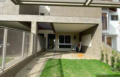 Imagem: A casa possui 3 Dormitórios, 3 Banheiros, 2 Vagas na garagem