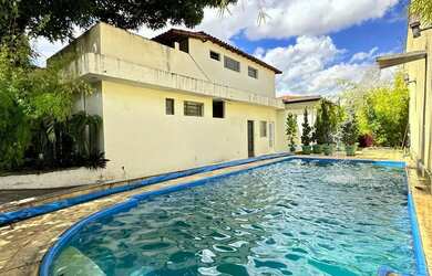 Imagem: A casa possui 4 Dormitórios, 3 Banheiros, 5 Vagas na garagem