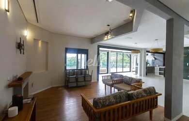 Imagem: A casa possui 4 Dormitórios, 4 Banheiros, 5 Vagas na garagem