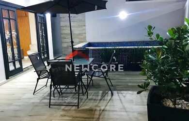 Imagem: A casa possui 3 Dormitórios, 4 Banheiros, 3 Vagas na garagem