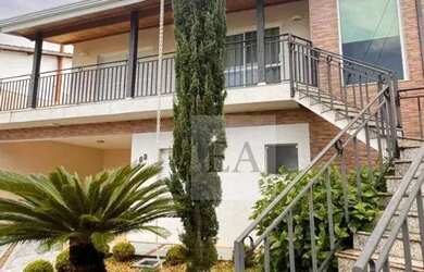 Imagem: A casa em condomínio para alugar possui 4 Dormitórios, 5 Banheiros