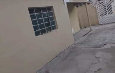 Imagem: A casa possui 3 Dormitórios, 3 Banheiros, 4 Vagas na garagem