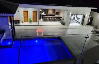 Imagem: A casa possui 5 Dormitórios, 5 Banheiros, 4 Vagas na garagem