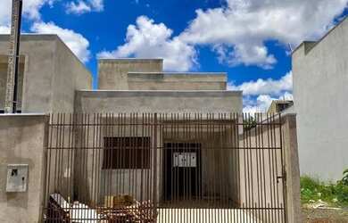 Imagem: A casa possui 2 Dormitórios, 1 Banheiro, 2 Vagas na garagem