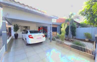 Imagem: A casa possui 2 Dormitórios, 2 Banheiros, 2 Vagas na garagem