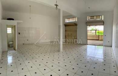 Imagem: O depósito possui 2 Vagas na garagem, 70m² de Área e está