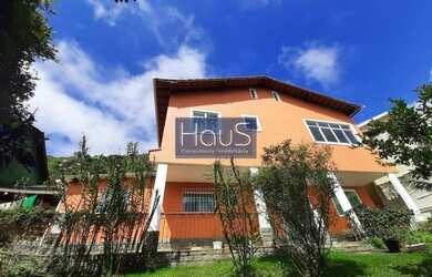 Imagem: A casa possui 4 Dormitórios, 2 Banheiros, 2 Vagas na garagem