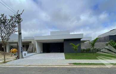 Imagem: A casa em condomínio possui 3 Dormitórios, 1 Banheiro, 2 Vagas