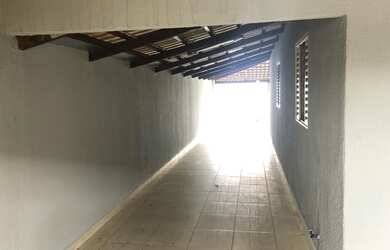 Imagem: A casa possui 2 Dormitórios, 2 Banheiros, 3 Vagas na garagem