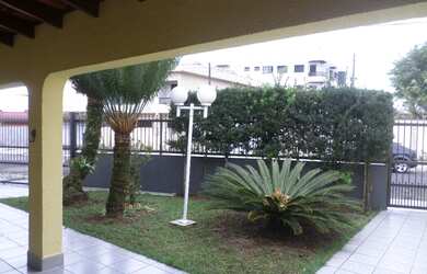 Imagem: A casa e possui 3 Dormitórios, Suítes, 3 Banheiros, 4 Vagas