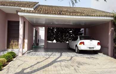 Imagem: A casa possui 4 Dormitórios, 3 Banheiros, 4 Vagas na garagem