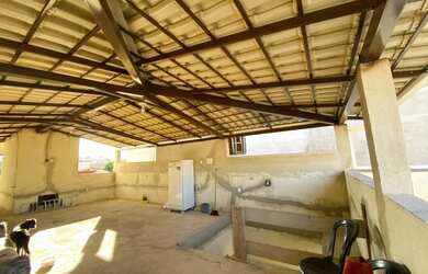 Imagem: A casa possui 3 Dormitórios, 2 Banheiros, 2 Vagas na garagem