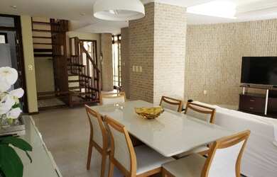 Imagem: A casa possui 5 Dormitórios, 1 Banheiro, 5 Vagas na garagem