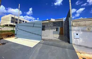 Imagem: A casa possui 2 Dormitórios, 1 Banheiro, 2 Vagas na garagem