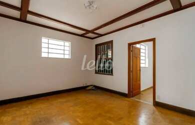 Imagem: A casa possui 3 Dormitórios, 1 Banheiro, 300m² de Área e