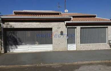 Imagem: A casa possui 3 Dormitórios, 2 Banheiros, 4 Vagas na garagem