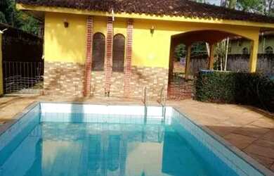 Imagem: A casa possui 3 Dormitórios, 2 Banheiros e está localizado