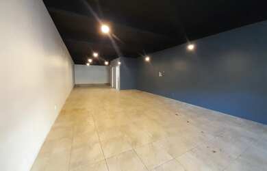 Imagem: O depósito possui 1 Vaga na garagem e 119m² de Área e está