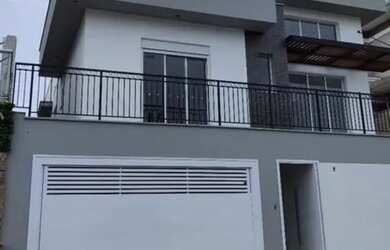 Imagem: A casa possui 3 Dormitórios, 3 Banheiros, 2 Vagas na garagem