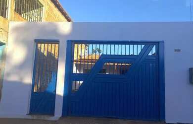 Imagem: A casa possui 3 Dormitórios, 2 Banheiros, 2 Vagas na garagem