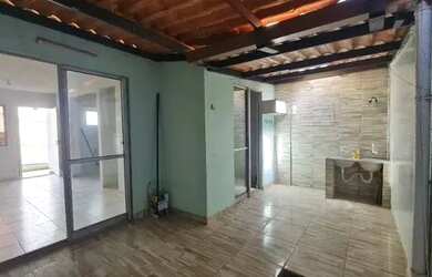 Imagem: A casa possui 2 Dormitórios, 1 Banheiro, 1 Vaga na garagem