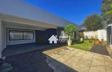 Imagem: A casa possui 3 Dormitórios, 2 Banheiros, 4 Vagas na garagem