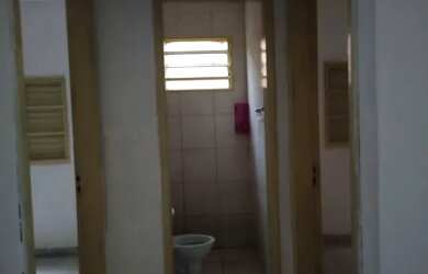 Imagem: A casa possui 2 Dormitórios, 1 Banheiro, 2 Vagas na garagem