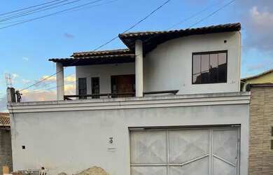 Imagem: A casa possui 3 Dormitórios, 3 Banheiros, 2 Vagas na garagem