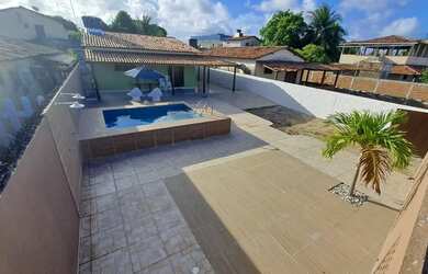 Imagem: A casa possui 3 Dormitórios, 3 Banheiros, 4 Vagas na garagem