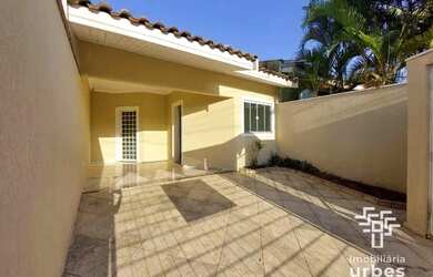 Imagem: A casa possui 3 Dormitórios, 1 Banheiro, 2 Vagas na garagem