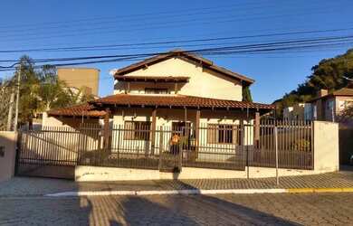 Imagem: A casa possui 3 Dormitórios, 4 Banheiros, 4 Vagas na garagem