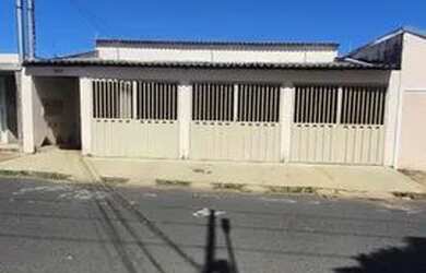 Imagem: A casa possui 3 Dormitórios, 2 Banheiros, 1 Vaga na garagem