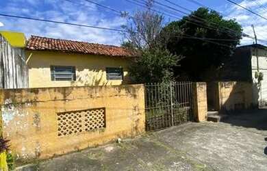 Imagem: A casa possui 4 Dormitórios, 2 Banheiros e está localizado